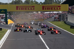 Sebastian Vettel, Ferrari SF70-H al comando alla partenza della gara