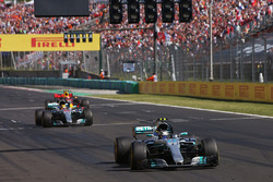 Valtteri Bottas, Mercedes AMG F1 W08, Lewis Hamilton, Mercedes AMG F1 W08 et Max Verstappen, Red Bull Racing RB13