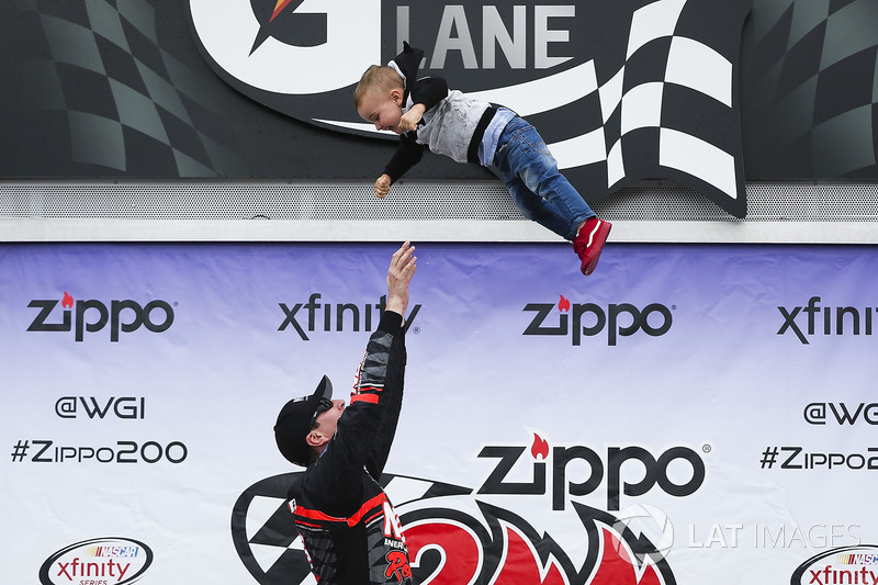 2. El ganador de la carrera, Kyle Busch, Joe Gibbs Racing Toyota