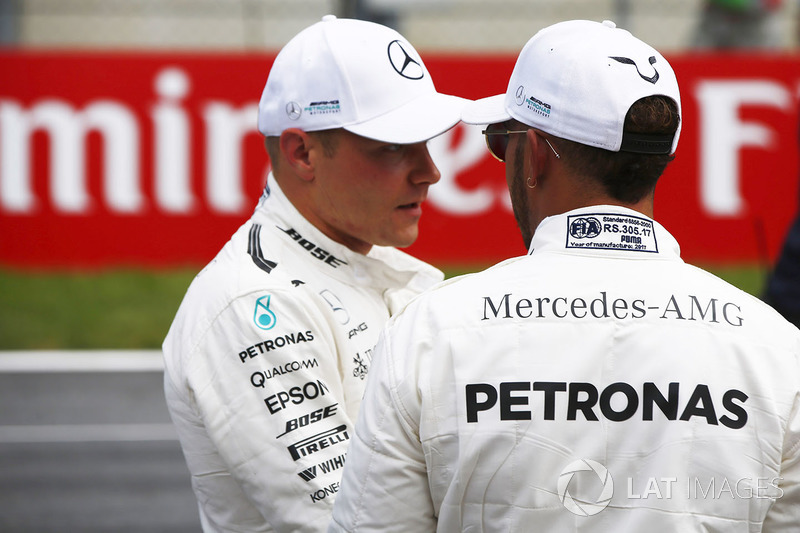 Pole winner Valtteri Bottas, Mercedes AMG F1, talks to Lewis Hamilton, Mercedes AMG F1