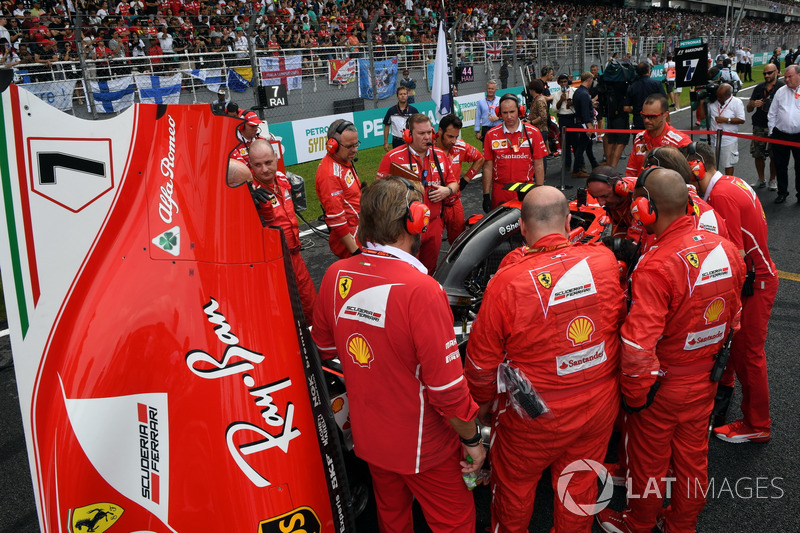 Ferrari mechanics observe the car of Kimi Raikkonen, Ferrari SF70-H with Turbo issues