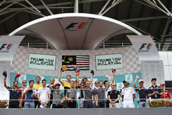 Daniel Ricciardo, Red Bull Racing, Kimi Raikkonen, Ferrari, Lance Stroll, Williams, Jolyon Palmer, Renault Sport F1 Team, Esteban Ocon, Force India, Marcus Ericsson, Sauber, Fernando Alonso, McLaren, Nico Hulkenberg, Renault Sport F1 Team, Stoffel Vandoorne, McLaren, Carlos Sainz Jr., Scuderia Toro Rosso. Kevin Magnussen, Haas F1 Team, Felipe Massa, Williams, Romain Grosjean, Haas F1 Team, Sergio Perez, Force India, Valtteri Bottas, Mercedes AMG F1, Lewis Hamilton, Mercedes AMG F1, Pierre Gasly, Scuderia Toro Rosso, Max Verstappen, Red Bull Racing et Sebastian Vettel, Ferrari sur le podium pour saluer le dernier GP de Malaisie