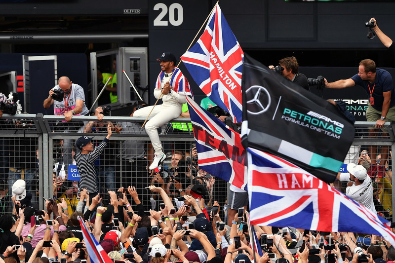 1. Lewis Hamilton, Mercedes AMG F1, mit Fans