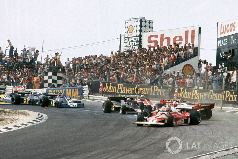 Clay Regazzoni, Ferrari 312T2, James Hunt, McLaren M23 crash as Niki Lauda, Ferrari 312T2 continues