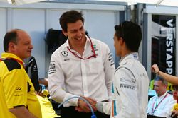 Frederic Vasseur, Renault Sport F1 Team Racing Director, Toto Wolff, Mercedes AMG F1 accionista y Di