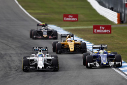 Felipe Massa, Williams FW38 ve Marcus Ericsson, Sauber C35 pozisyon mücadelesi