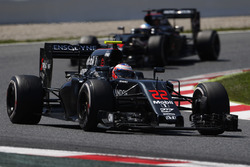Jenson Button, McLaren MP4-31 en la pista por delante de Fernando Alonso, McLaren MP4-31