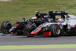 Romain Grosjean, Haas F1 Team et Jenson Button, McLaren Honda