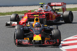 Max Verstappen, Red Bull Racing RB12 voor Kimi Raikkonen, Ferrari SF16-H