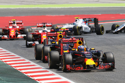 Daniel Ricciardo, Red Bull Racing RB12 leads behind the FIA Safety Car