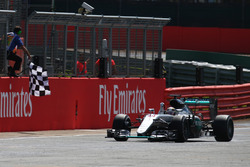 Il vincitore della gara Lewis Hamilton, Mercedes AMG F1 W07 prende la bandiera a scacchi