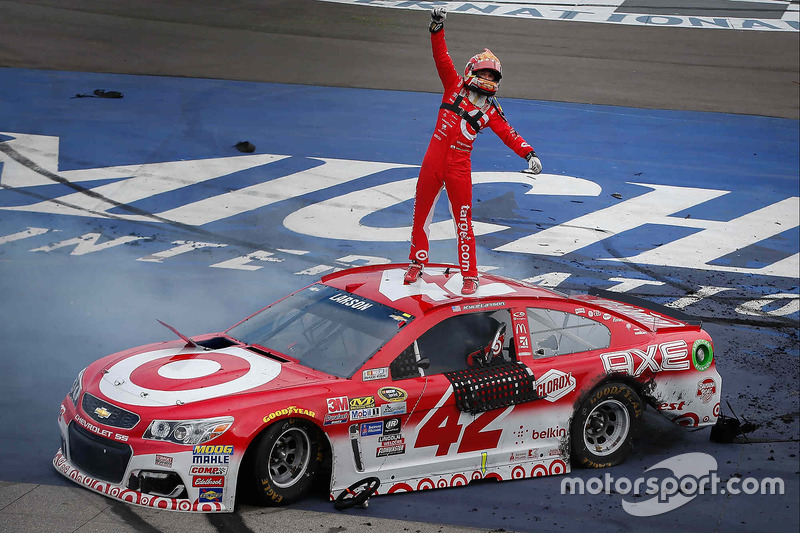 Ganador de la carrera Kyle Larson, Chip Ganassi Racing Chevrolet