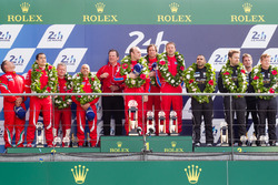 LMGT Am Podio: ganadores de clase #62 Scuderia Corsa Ferrari 458 Italia: Bill Sweedler, Jeff Segal, Townsend Bell, segundo lugar #83 AF Corse Ferrari 458 Italia: François Perrodo, Emmanuel Collard, Rui Aguas, tercer lugar #88 Abu Dhabi Proton Competition Porsche 911 RSR: Khaled Al Qubaisi, Patrick Long, David Heinemeier Hansson
