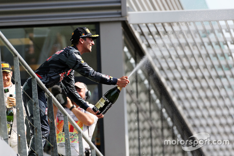 Daniel Ricciardo, Red Bull Racing festeggia il suo secondo posto con lo champagne sul podio