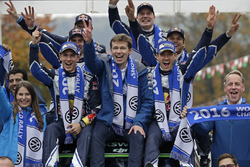 El equipo Volkswagen Motorsport celebran