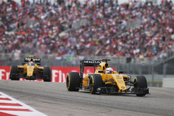 Кевін Магнуссен, Renault Sport F1 Team RS16 випереджає свого товариша по команді Джоліона Палмера, R