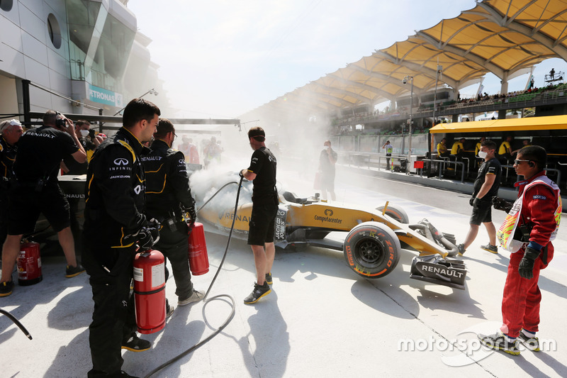 Feuer am Auto von Kevin Magnussen
