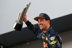Переможець гонки Даніель Ріккардо, Red Bull Racing святкує на подіумі