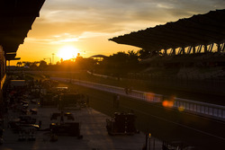 El sol se pone sobre el paddock GP2