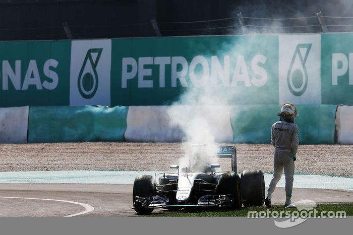 Lewis Hamilton, Mercedes AMG F1 W07 Hybrid retirado de la carrera por problemas con el motor