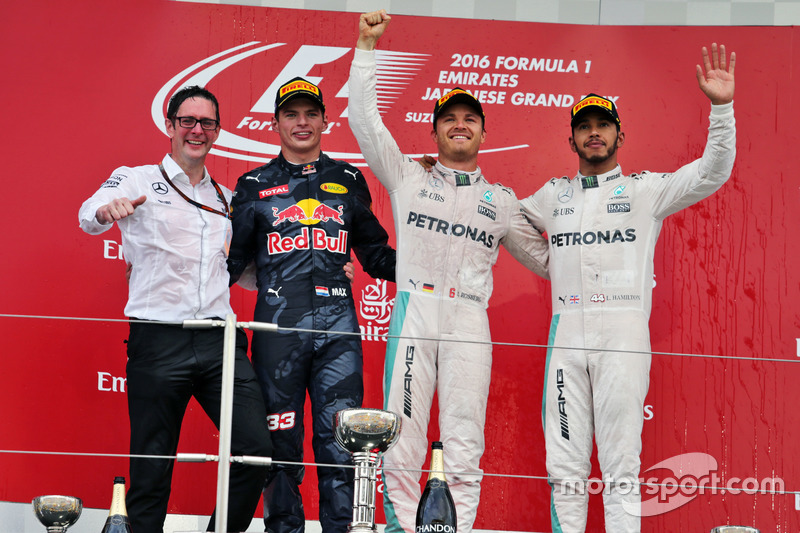 Podium : Andrew Shovlin, ingénieur Mercedes AMG F1; le deuxième, Max Verstappen, Red Bull Racing; le vainqueur Nico Rosberg, Mercedes AMG F1; le troisième, Lewis Hamilton, Mercedes AMG F1