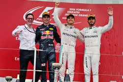 Il podio (da sx a dx): Andrew Shovlin, imgegnere Mercedes AMG F1; il secondo classificato Max Versta