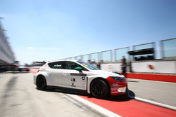 Seat Leon Cup Racer #12, Vescovi, in uscita dal box