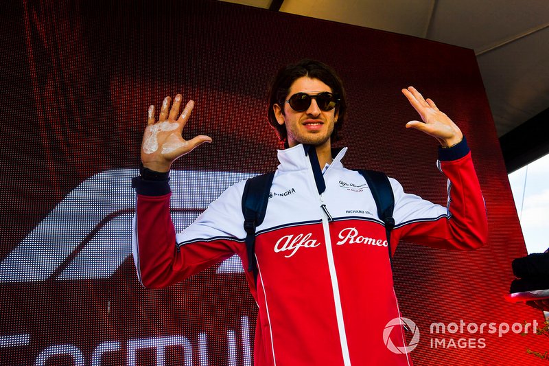Antonio Giovinazzi, Alfa Romeo Racing, lascia l'impronta delle sue mani