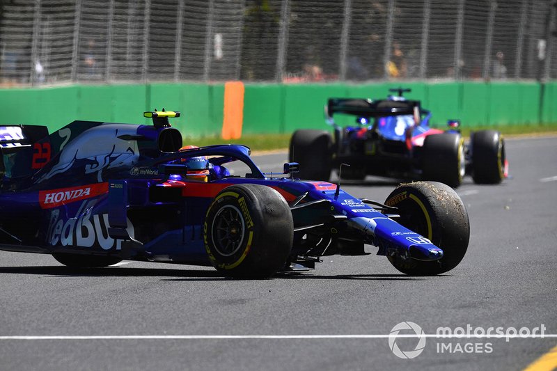 Alexander Albon, Toro Rosso STR14, sufre un trompo y daña el alerón delantero