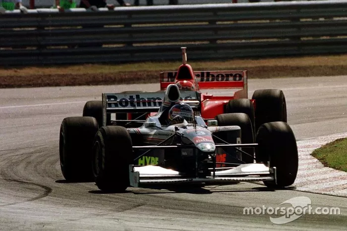 Jacques Villeneuve, Williams; Eddie Irvine, Ferrari
