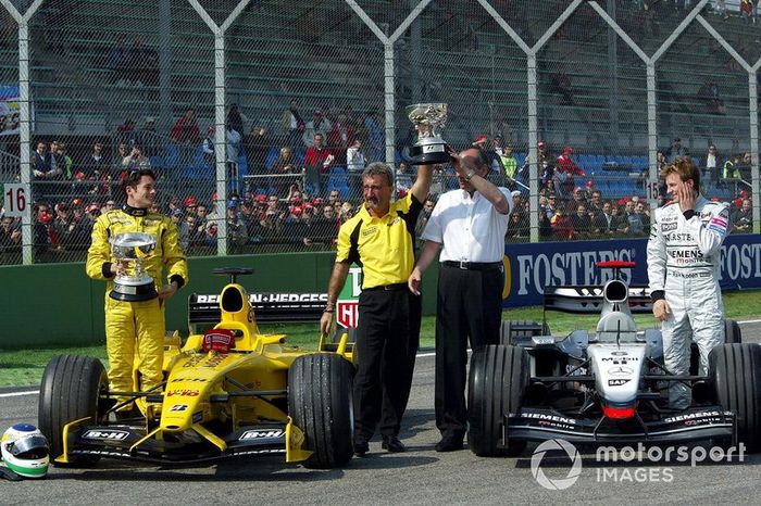Giancarlo Fisichella, Jordan, Eddie Jordan, Ron Dennis y Kimi Raikkonen en una ceremonia de restitución de trofeos del GP de Brasil