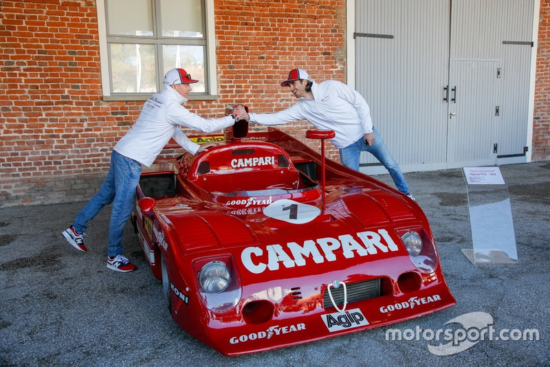 Antonio Giovinazzi, Alfa Romeo Racing y Kimi Raikkonen, Alfa Romeo Racing, se dan la mano al lado de un Alfa Romeo Tipo 33 TT12
