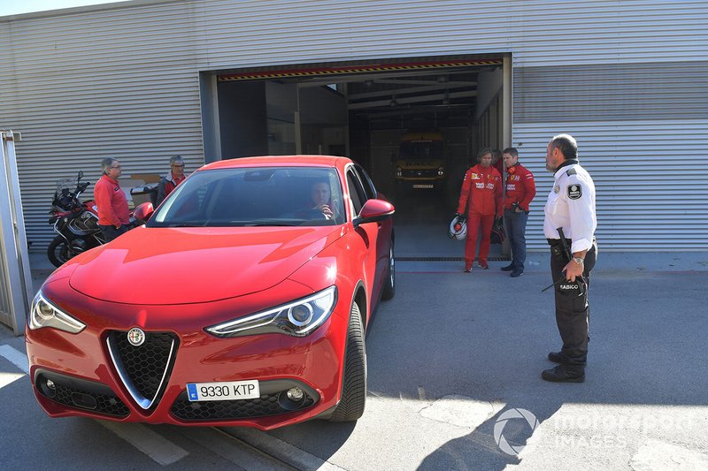 Une Alfa Romeo Stelvio quitte le centre médical