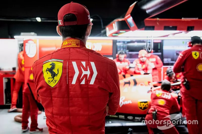 Charles Leclerc só pode dar uma volta na sessão da tarde. Foi para conferir o estado da Ferrari SF90