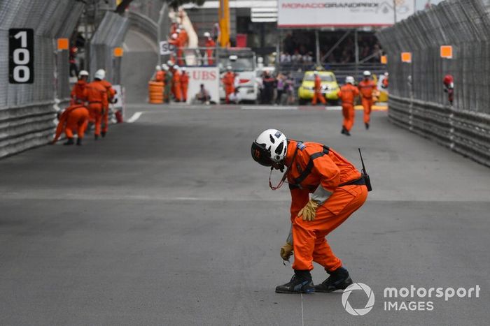 Oficiales de pista limpian el circuito