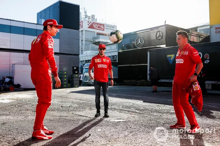 Charles Leclerc, Ferrari, juega al fútbol en el paddock con Antonio Fuoco, Ferrari, y su entrenador
