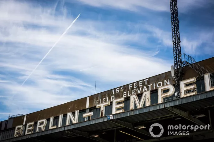 Em abril, a Fórmula E confirmou a extensão da paralisação do campeonato até o final de junho e o adiamento do ePrix de Berlim. As provas de Nova York e Londres também foram canceladas no dia 1º de maio.