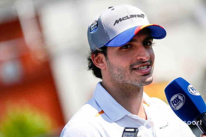 Carlos Sainz Jr., McLaren con los medios