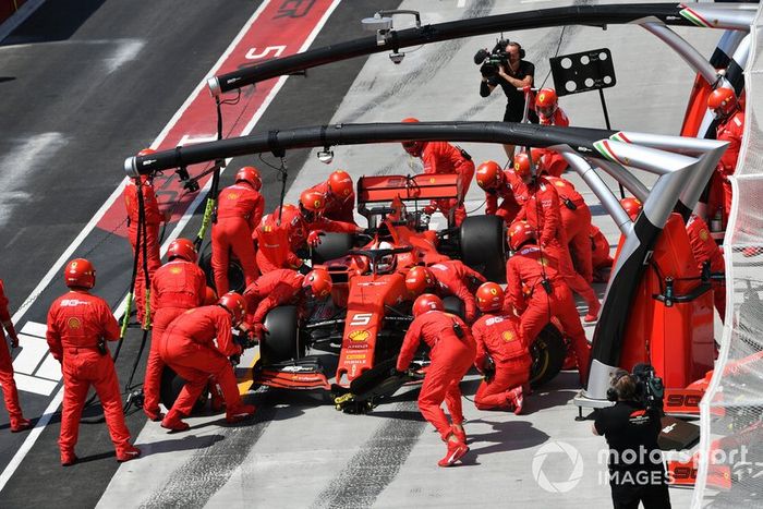 Sebastian Vettel, Ferrari SF90, hace una parada