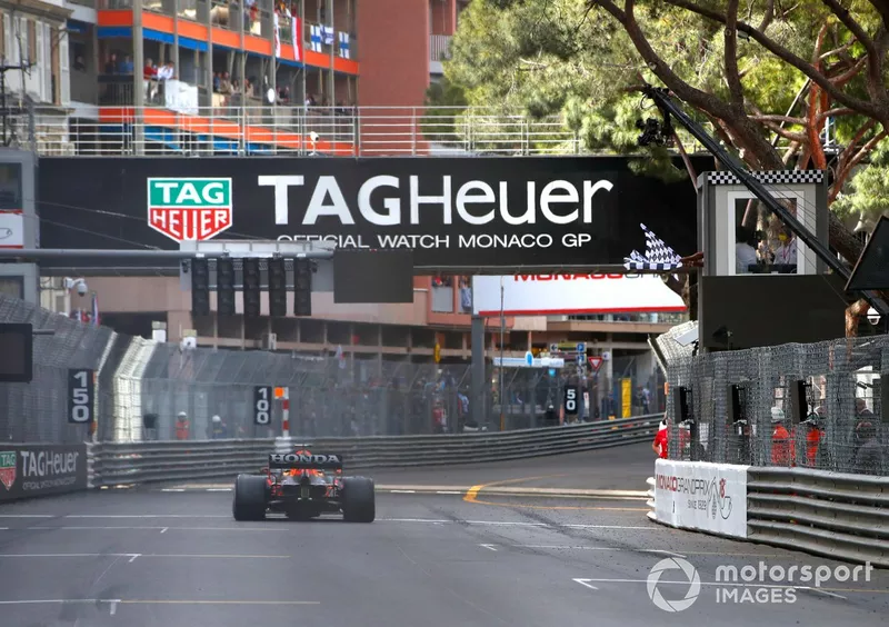 Max Verstappen, Red Bull Racing RB16B, se lleva la victoria mientras Serena Williams ondea la bandera a cuadros