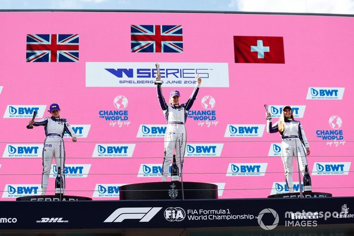 Podio: tercer lugar Fabienne Wohlwend, la ganadora Alice Powell y la segundo lugar Sarah Moore