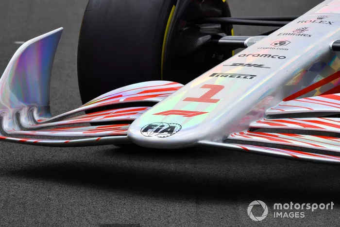 Detalle del frente y del alerón delantero del coche de Fórmula 1 2022