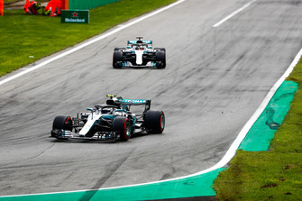 Valtteri Bottas, Mercedes AMG F1 W09, devant Lewis Hamilton, Mercedes AMG F1 W09