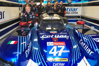 I meccanici del team Cetilar Villorba Corse posano con la vettura riparata