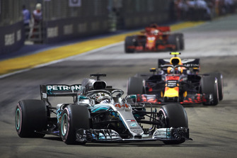 Lewis Hamilton, Mercedes AMG F1 W09 EQ Power+, devant Max Verstappen, Red Bull Racing RB14