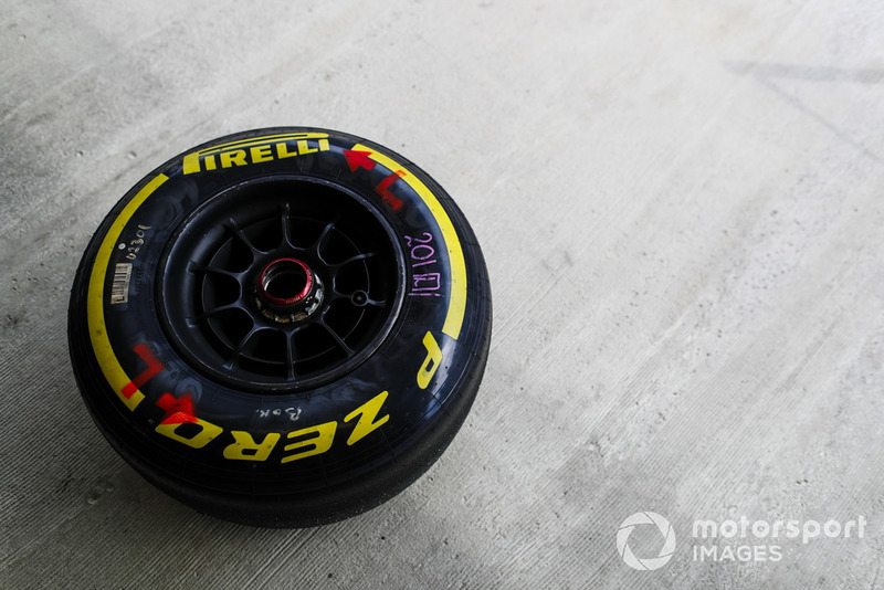 Ban soft Pirelli