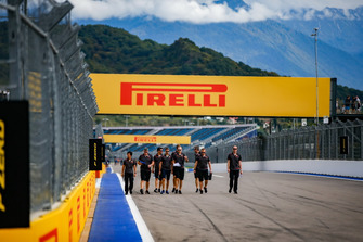 Romain Grosjean, Haas F1 Team parcourt la piste à pied