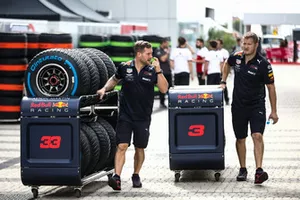 Des mécaniciens Red Bull Racing avec des pneus pour Daniel Ricciardo, Red Bull Racing et Max Verstappen, Red Bull Racing