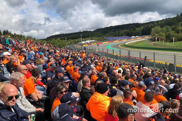 Fans holandeses en el Orange Experience Stand