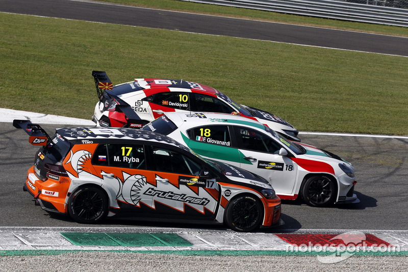 Martin Ryba, Brutal Fish Racing Team Volkswagen Golf GTI TCR, Fabrizio Giovanardi, Team Mulsanne Alfa Romeo Giulietta TCR, Viktor Davidovski, PSS Racing Team Honda Civic Type R TCR